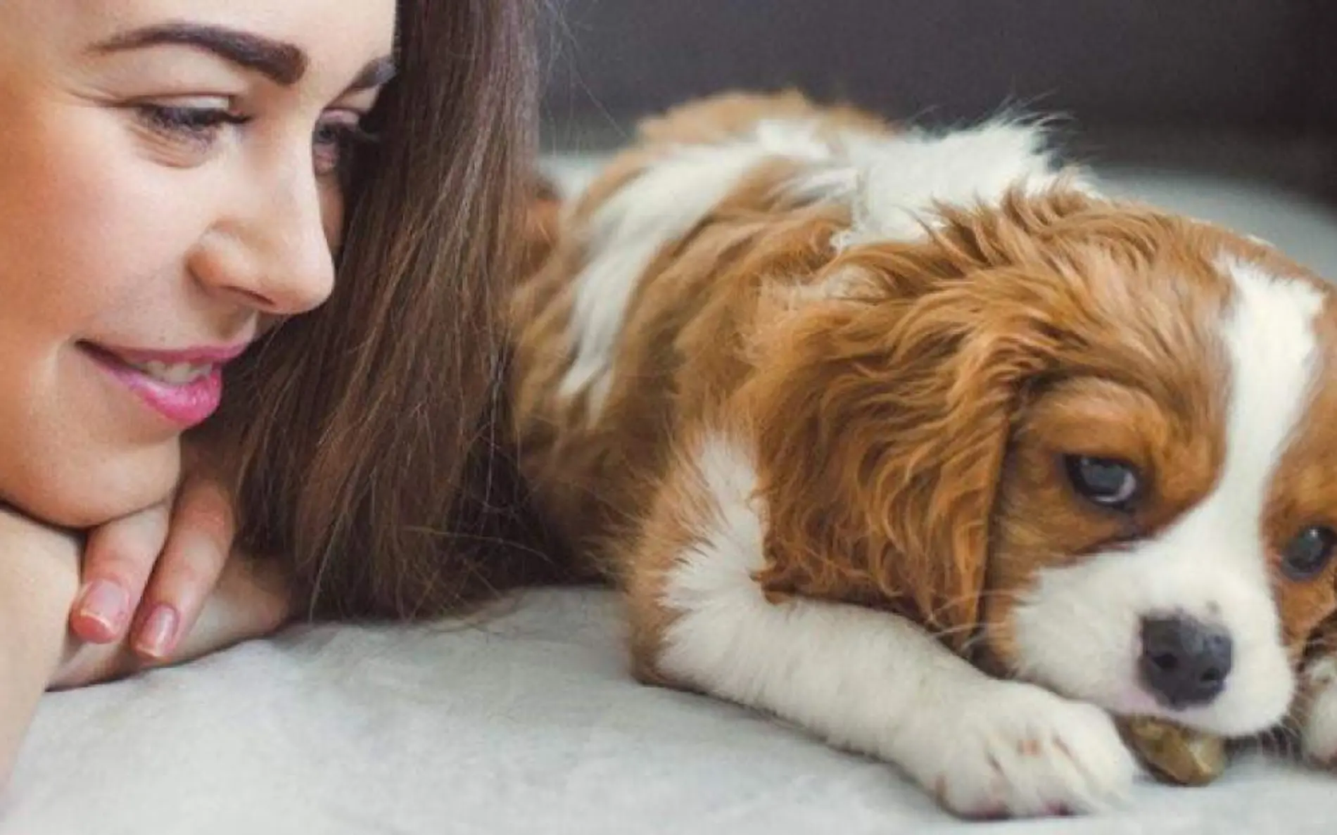 Mujer con un perrito